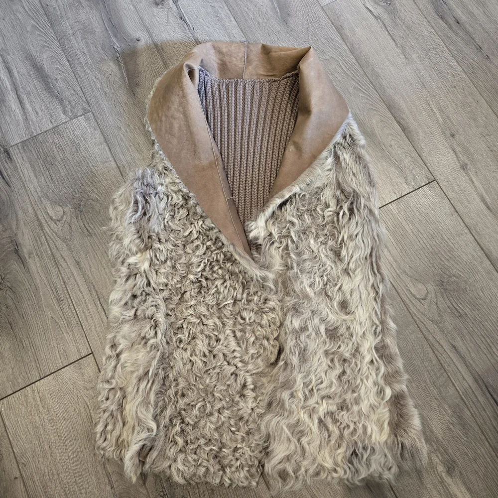 Emu Australia Reversible Knit And  Shearling Vest - Picture 3 of 6